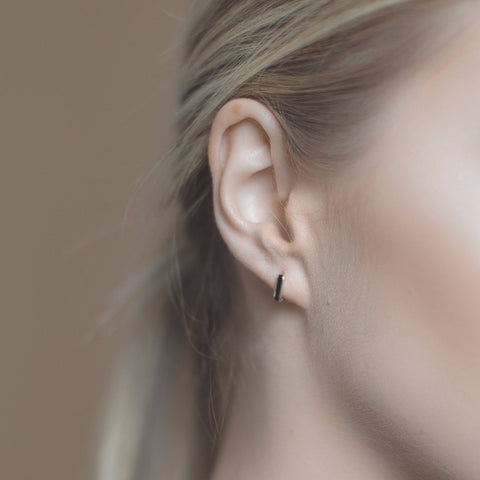 14K Noir Ear Huggies - MOVIDA 